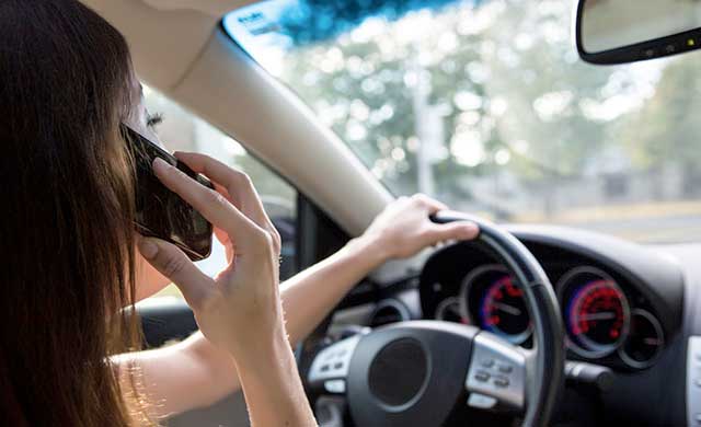 390 muertos en carretera al año por móvil al volante