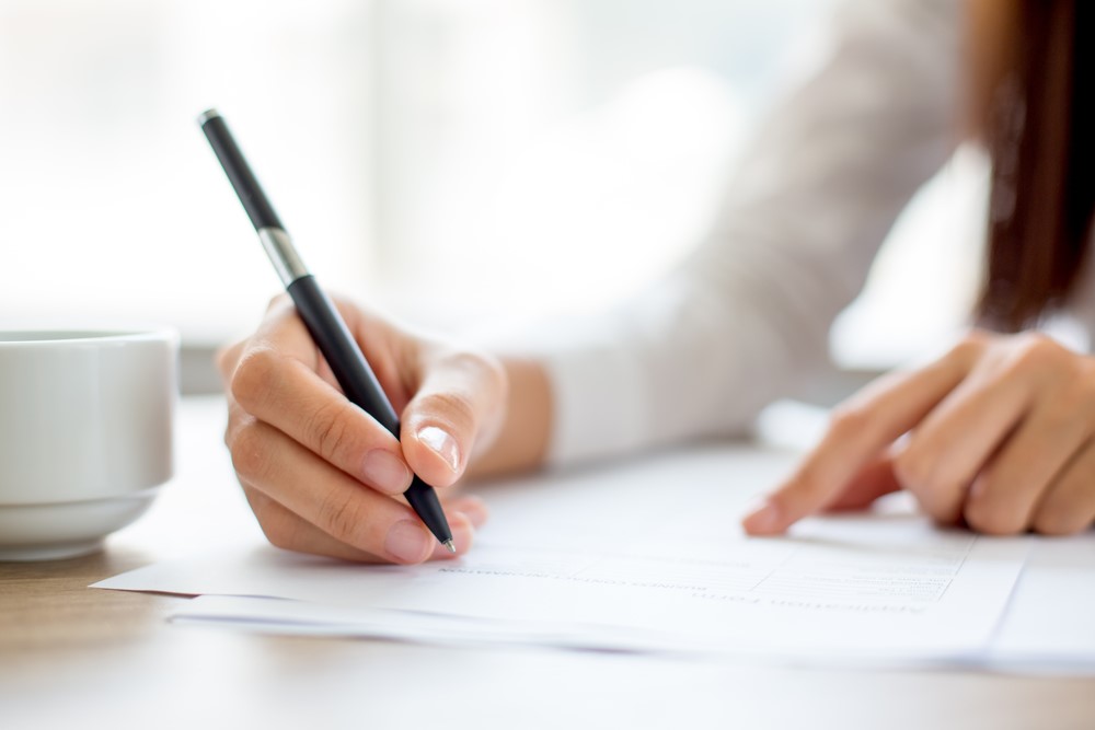 Los pasos para cambiar de titular en los contratos de energía cuando heredas una propiedad